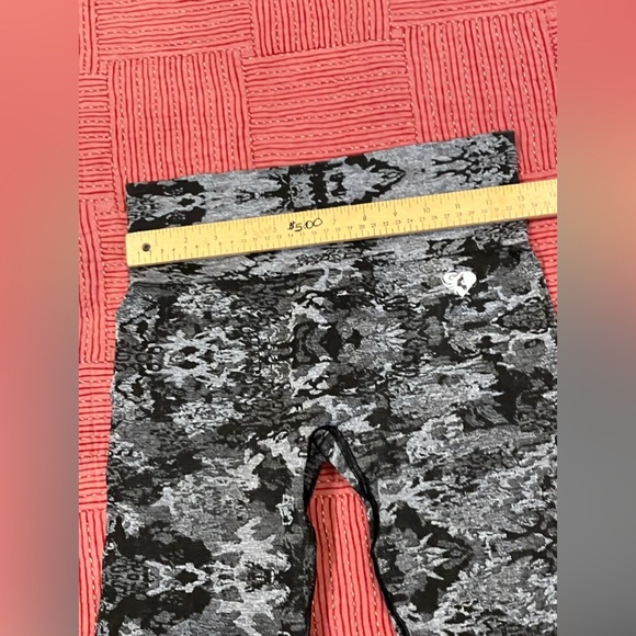 Womens Best brand medium Gray Camouflage Leggings - Picture 9 of 16